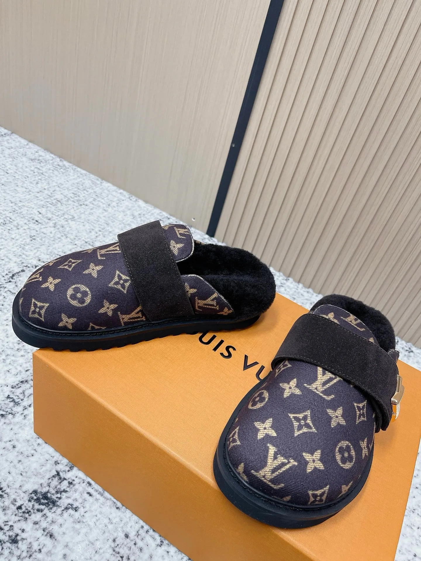 [L Home] P: 500💰 Size: 35-46 (female 40.41, male 45 46 custom-made) Top version Louis vuitton Lv top version LV couple's wool slippers New couple's Birkenstock slippers Cute and loveable, the foot feel is not too good Simple and high-end Sling-hee design Ready to wear and go Good news for lazy people Upper imported cowhide/imported old floral cloth Original hardware buckle, original molded high-density foam outsole Fabric: Yangjing/classic jacquard fabric Lining: imported wool lining Sole: original foam combination sole